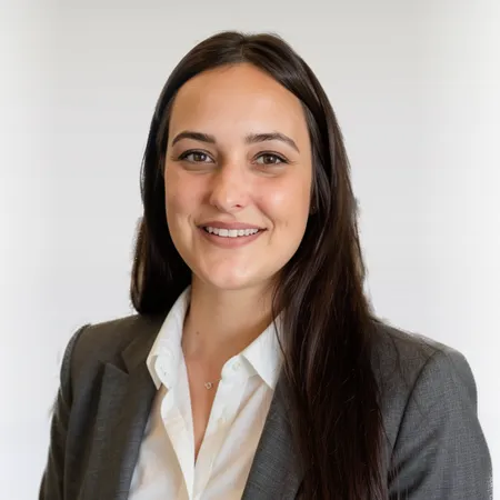 Kassandra Vega, Immobilienmanagement